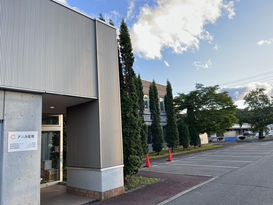 アニカ足寄の看板があるシルバーの外壁の2階建て老人ホーム