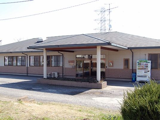 平屋建ての建物には車寄せが付き、自動販売機も付いている。