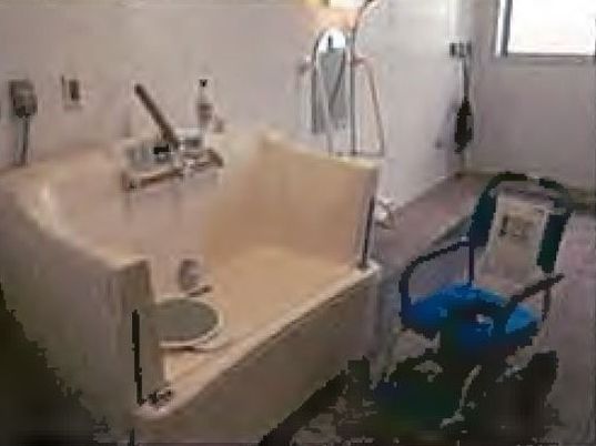 施設にある介護使用の浴槽の様子。座ったまま利用できるタイプの介護浴槽