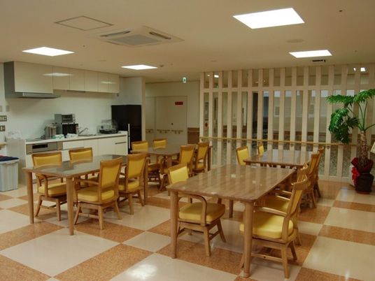 食事や団欒を楽しめるスペース。バリアフリーの床、照明、キッチンが見えている