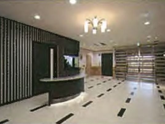 オールバリアフリーの施設のエントランス部分。清潔感のあるモダンなデザイン