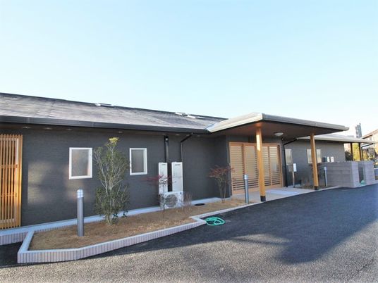 和風の平屋建ての建物は施設の雰囲気がなく、玄関前には車寄せが付いている。