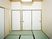 畳敷きの本格的な和室には和風の照明が付き、押し入れのような収納スペースもある。