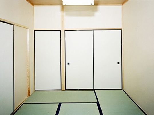 畳敷きの本格的な和室には和風の照明が付き、押し入れのような収納スペースもある。