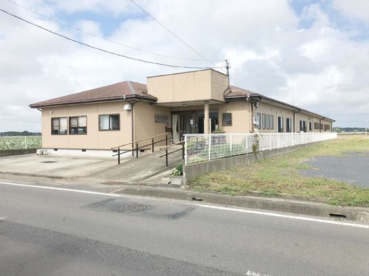 高い建物のない土地に大きな一軒家のような雰囲気の施設の外観