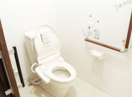 手すりや緊急コールが取り付けてある施設内のトイレの様子