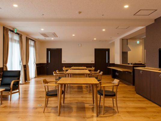 木の風合いが魅力的な施設内の共有スペース。リラックススペースがたっぷりある