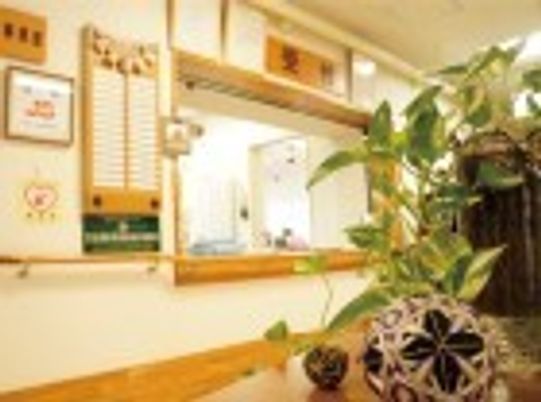 スタッフステーションを手前から写した写真。観葉植物や飾りつけが見えている