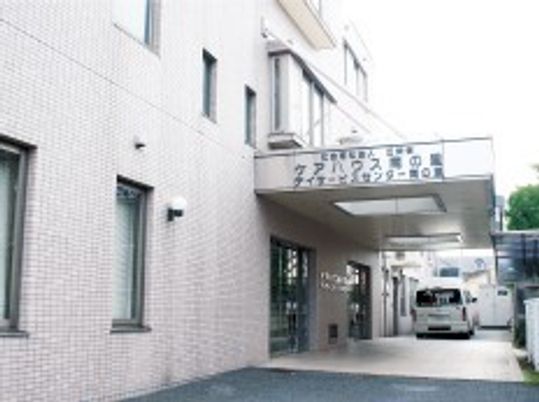 ホワイト基調の建物の外観。ケアハウス南の里の外観写真