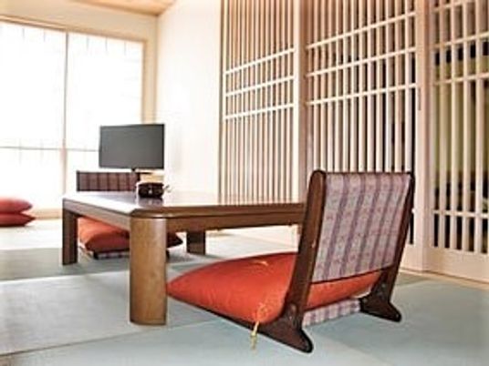 本格的な和室は旅館のような雰囲気。長テーブルには座椅子が二つセットされ、テレビもある。
