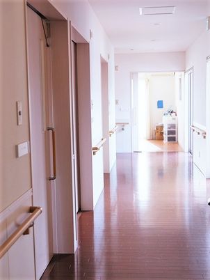 奥に続く廊下の様子を写した写真。手すりがついた廊下の様子