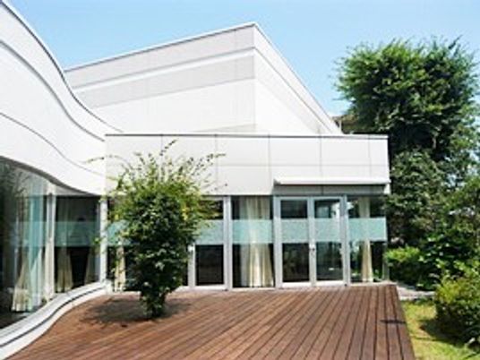 共有スペースから出入りできるウッドデッキ。広い庭園もあり明るい雰囲気。