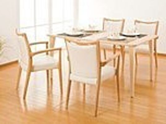 ダイニングテーブルが置かれた日当たりのいいスペース。テーブルの上には食器が並べられている。