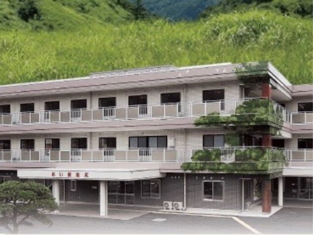 長野県塩尻市にある『あい愛塩尻』は、介護付き有料老人ホームとグループホームを併設した、ゲートボール場やケアガーデンのある施設です。
