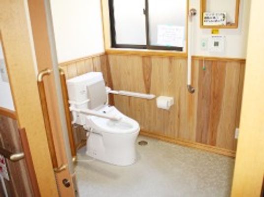 トイレには背もたれや両サイドに手すりが付き、介助用のスペースもある。