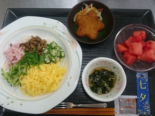 七色そうめんにカットされたスイカ、つけ汁、星形のコロッケなどが並んでいる。