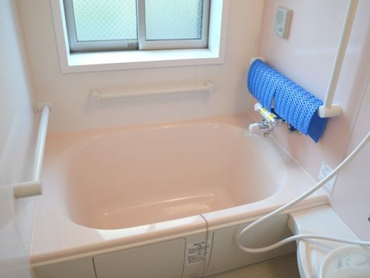 浴室は、お一人ずつご入浴いただける個浴タイプもございますので、ゆっくりお風呂をお楽しみいただけます。