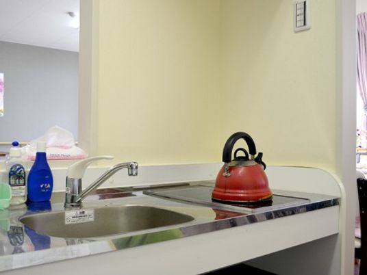 備え付けのキッチンは、火を使わない電磁調理器だからクッキングも安心です。防災面にもしっかりと配慮しています。