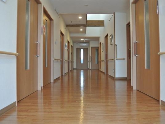 壁に長い手すりが付いている広い廊下