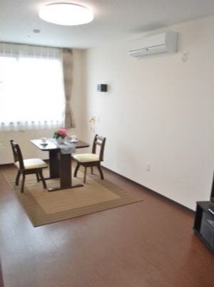 ご入居者様の立場に立って住まいをデザイン。ご自宅と同じようにリラックスしていただけるようになっております。