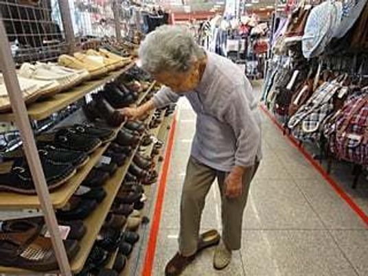 買い物を楽しんでいる高齢者の様子。施設のレクリエーションの外出場面