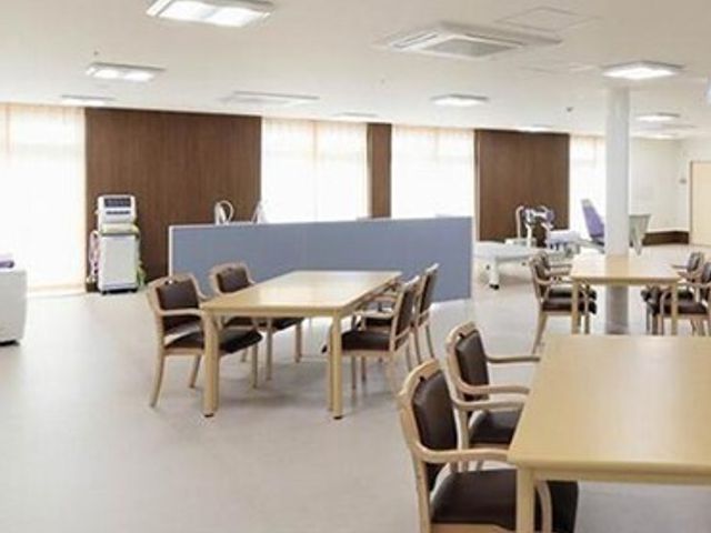 オールバリアフリーの施設内の広場の様子。四人掛けのテーブルと椅子 開放的なスペースを利用できるので、毎日ゆとりある時間を楽しめます。施設ならではの空間をぜひご活用ください。
