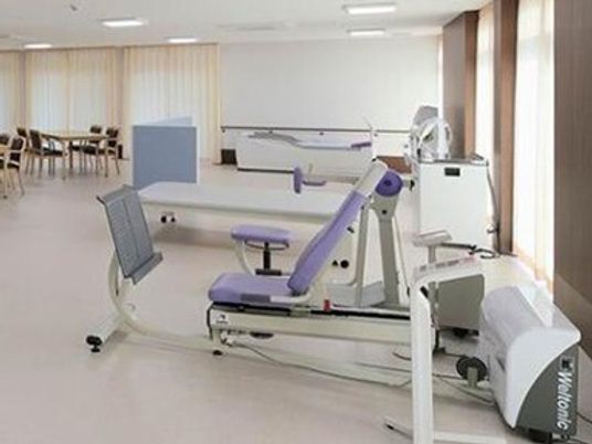 高齢者用のトレーニング機器が置いてあるデイサービス内の様子