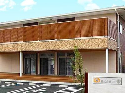 木の風合いが活かされたあたたかみある色合いの建物。サービス付き住宅ハートサム安養寺町の外観