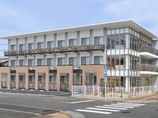 スタイリッシュな四角い建物の外観。グループホームつどいの外観を写したもの