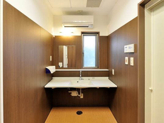 幅が広くフットレス構造になっている洗面台の様子。施設内の設備の写真
