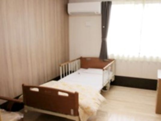 介護用ベッドとエアコンが設置されている個室