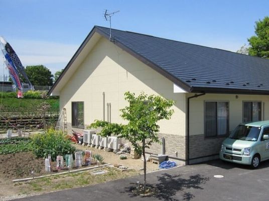 平屋建ての建物の外観写真。住宅型有料老人ホームやまとの外観