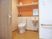 広めのスペースにトイレと洗面台が設置されている様子