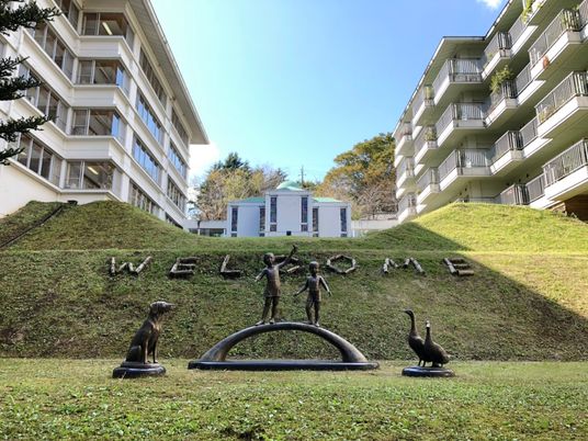 清潔感のある住居で団らんする夫婦。お互いに目線を合わせて信頼している様子がよく分かる。