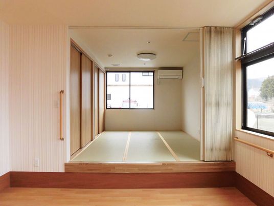清潔な畳の部屋の写真。小上がり部分が畳になっている小さなスペース