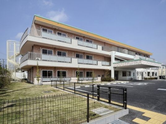 駐車スペースからの乗降も楽なバリアフリーの３階建ての同社施設