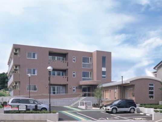 すっきりとしたフォルムで町並みに馴染むブラウン調の同社施設