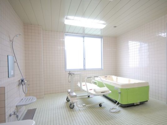 介護度が高くても安心して入浴可能な広くて明るい機械浴室