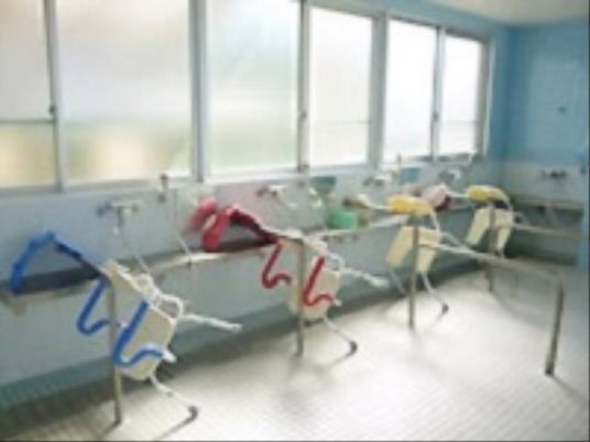 併設の特別養護う老人ホームには機械浴も完備。ご入居者様の心身の状態が変わっても館内で住み替えをしていただける環境です。