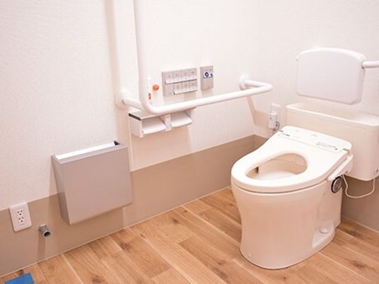 呼び出しボタンや操作パネルが付いたトイレは介助スペースが広く、安全に使用できる。