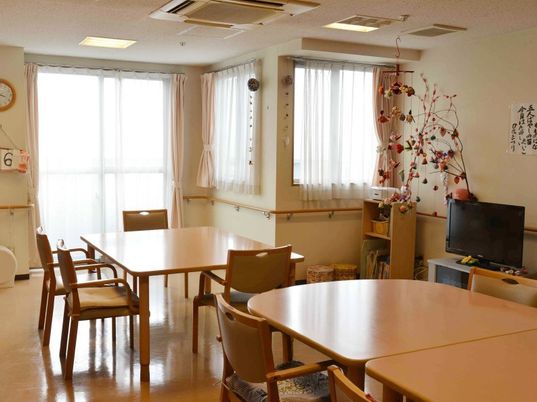 窓が二面ある明るい部屋の様子。リビングのような広めのスペースがある