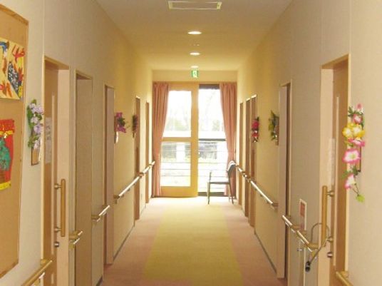 まっすぐに伸びた廊下の突き当たりには窓があり大変明るい。両サイドに居室が配置されている。