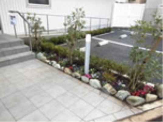 駐車場スペースも完備していますので、お車で面会におこしになる際も自由にお使いいただけます。