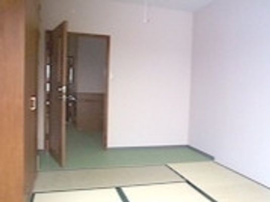 畳敷きの和風の部屋には大きなクローゼットが置かれていて、家具や家電は置かれていない。