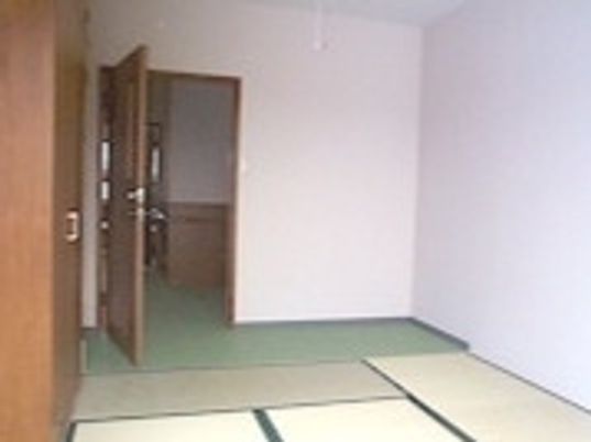 畳敷きの和風の部屋には大きなクローゼットが置かれていて、家具や家電は置かれていない。