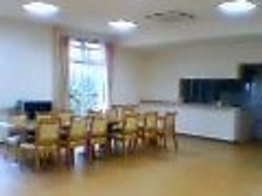 広いリビングのようなホールスペース。施設内の一番広い部屋の様子