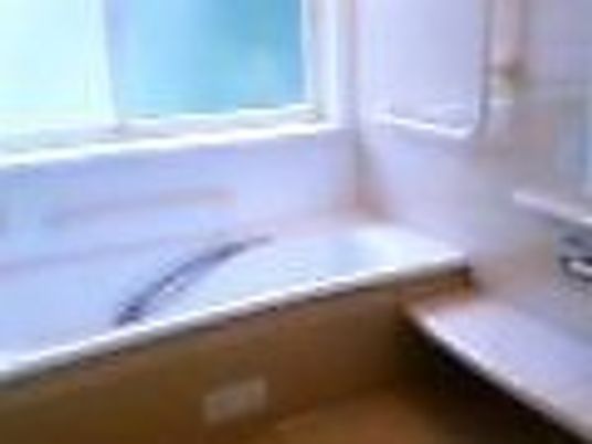 一人用の小さな部屋の様子。手すりが付いているので高齢者も使える設備になっている