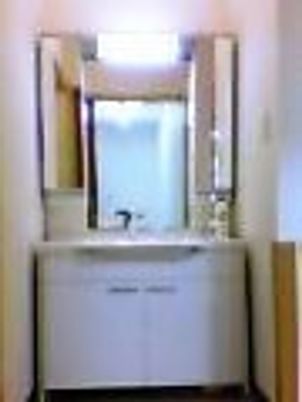 部屋に付いているタイプの小さな洗面台の様子。高齢者用の設備