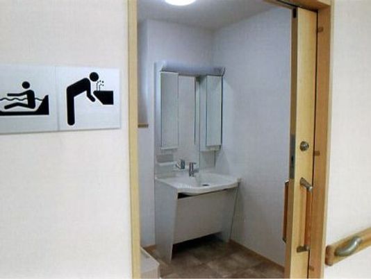 浴室・洗面台があるスペースを写した写真。手前にアイコンがあるのが写っている