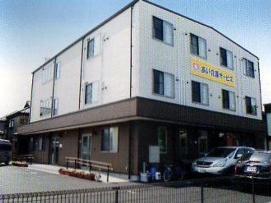 鉄骨造３階建ての建物が写っている写真。グループホームの外観